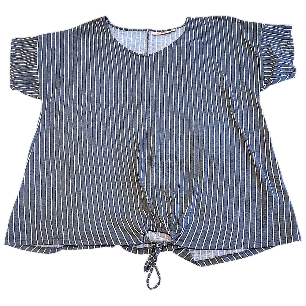 Evri Womens Size 1X Gray & White Striped Short Sleeve Shirt-Tie Waist
